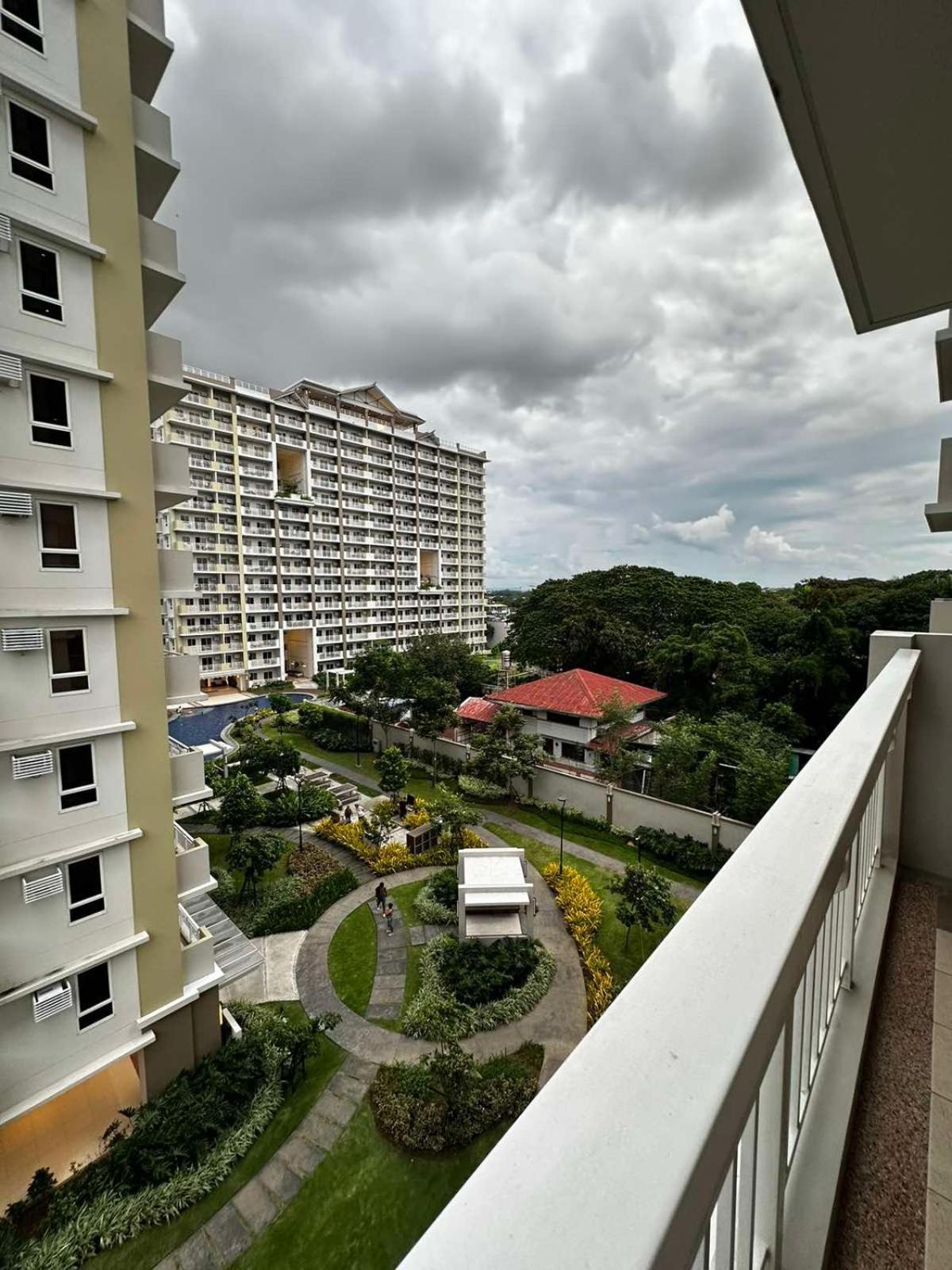 2 Bedroom Condo Unit Near Sm Bf & Naia At The Atherton By Dmci With 2 Balcony Paranaque City Екстер'єр фото