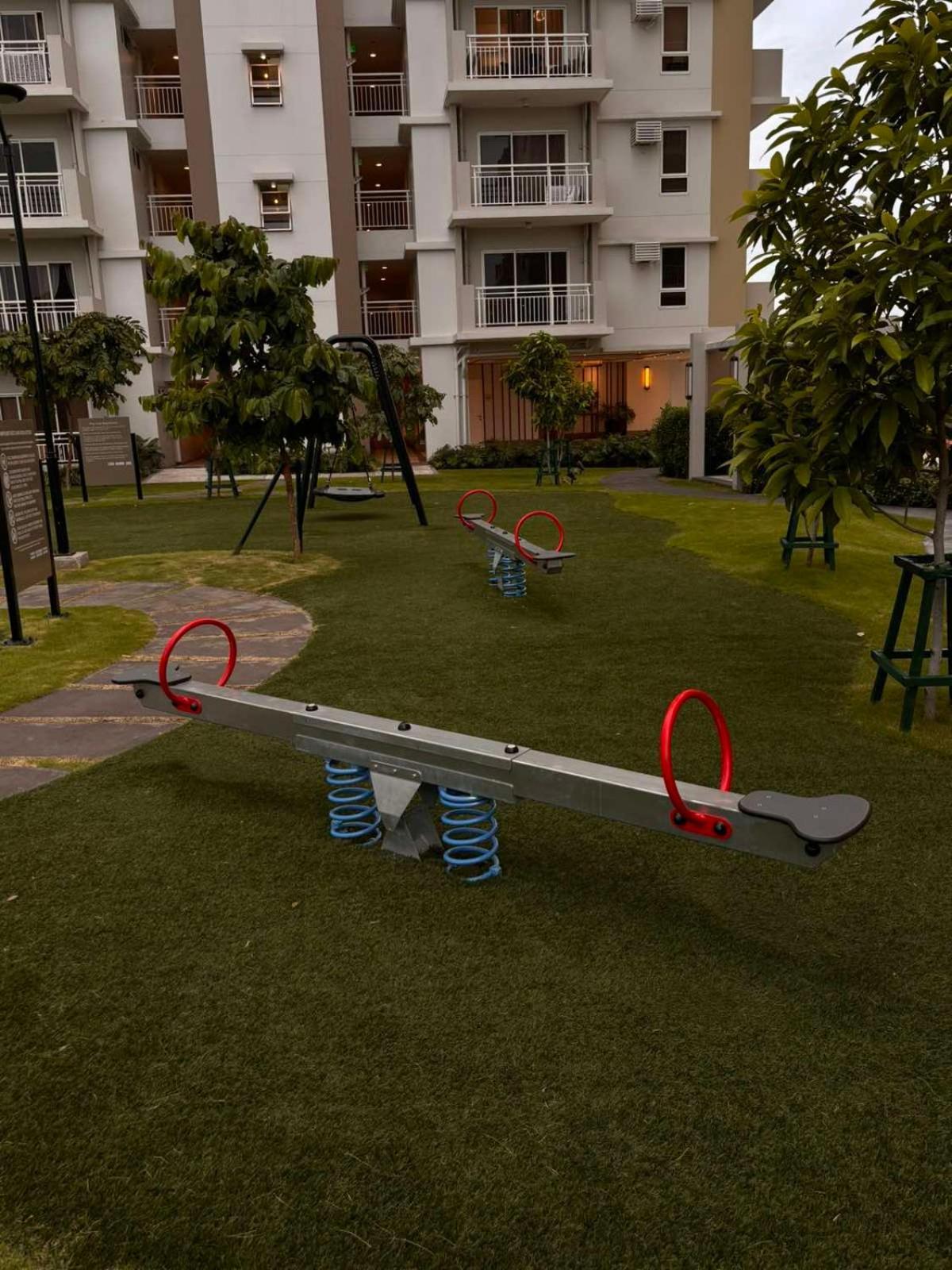 2 Bedroom Condo Unit Near Sm Bf & Naia At The Atherton By Dmci With 2 Balcony Paranaque City Екстер'єр фото