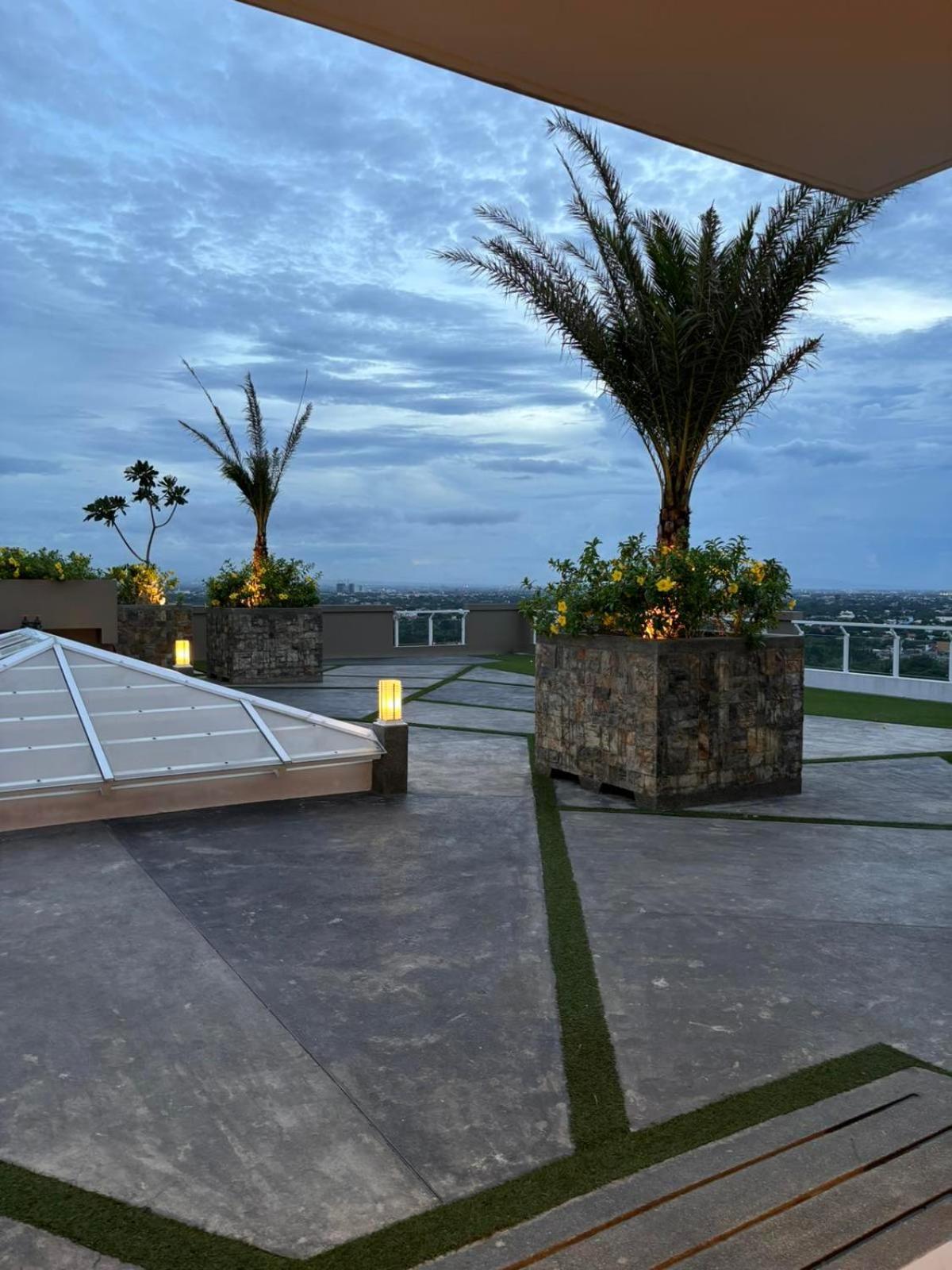 2 Bedroom Condo Unit Near Sm Bf & Naia At The Atherton By Dmci With 2 Balcony Paranaque City Екстер'єр фото
